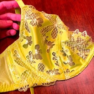 Absolutely stunning salad neon Victoria’s Secret 36 D lace sexy,lacy,unlined bra